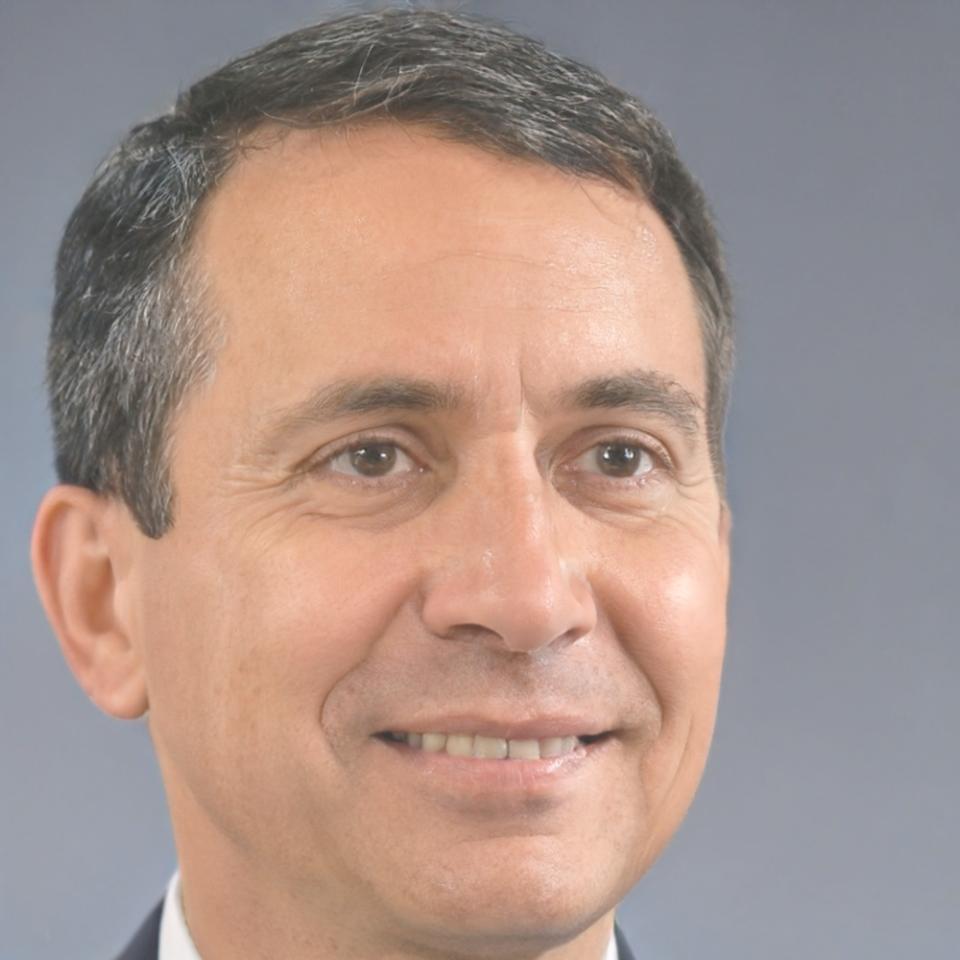 Portrait of Aleksander Nowak, personal finance mentor